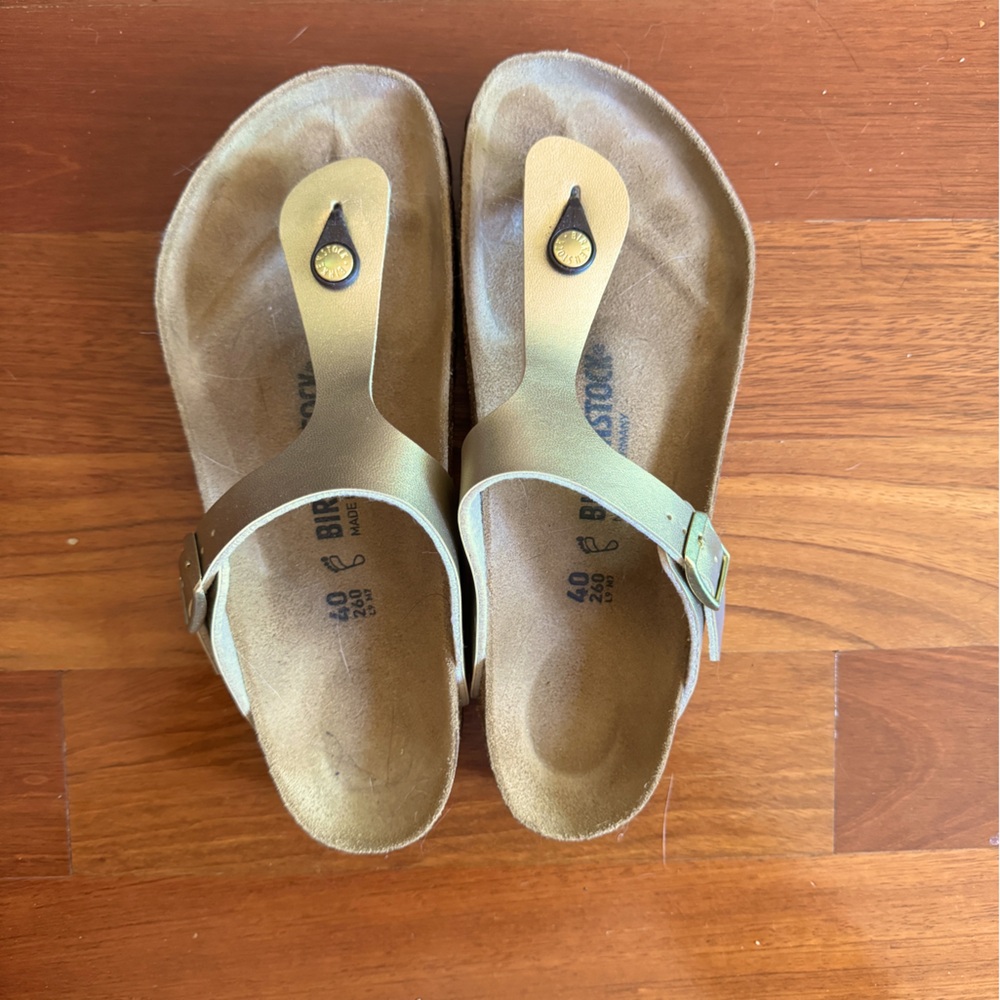 Gold Birkenstock Gizeh sz 40 - LIKE NEW